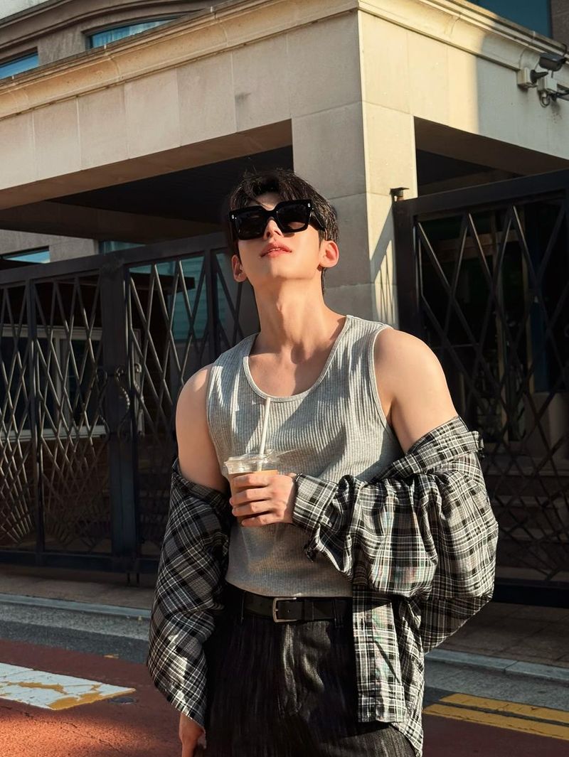 “느긋한 여름 오후 공기 속으로”…전창하, 태양과 마주한 순간→도시 감성 폭발 / 배우 전창하 인스타그램