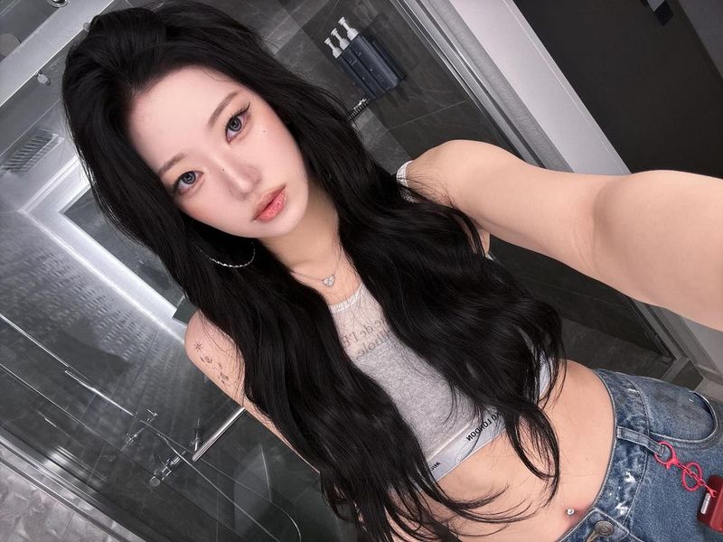 “서늘한 시선의 여름 밤”…시윤, 무심한 청춘→흔들림 없는 존재감 / 걸그룹 빌리 시윤 인스타그램