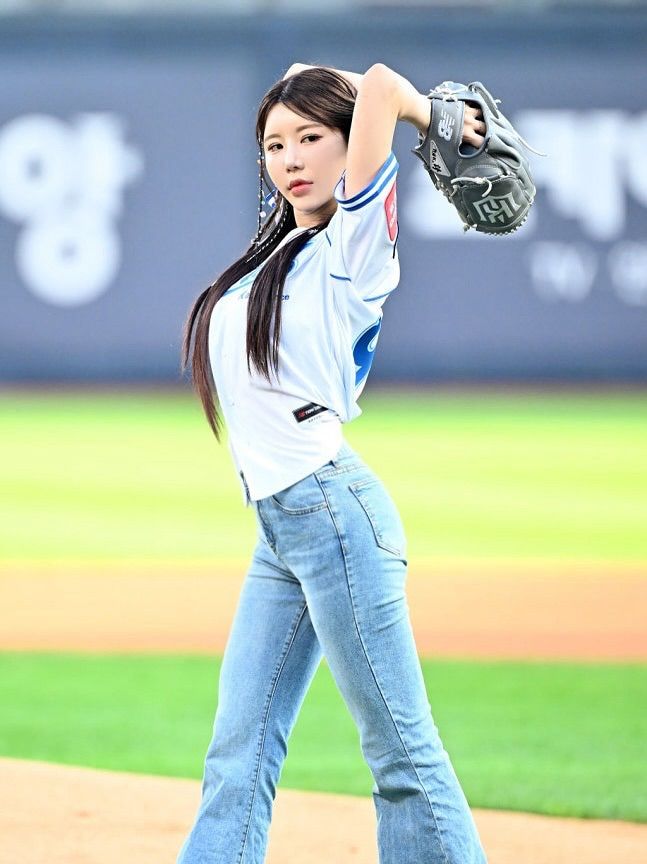 “처음 도전해보는 시구”…시아지우, 한여름 그라운드→특별한 설렘의 순간 / 가수 시아지우 인스타그램