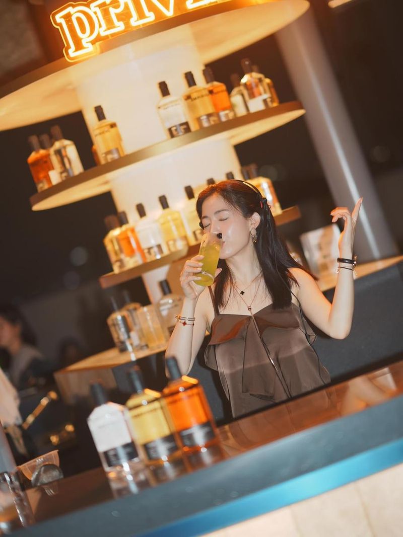 “DJ Ryu로 빛난 밤”…류화영, 초여름 바에서→압도적 존재감 / 배우 류화영 인스타그램