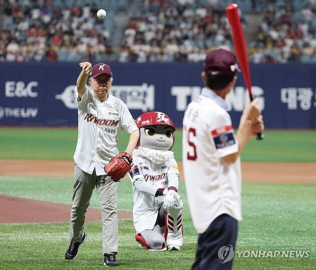 “광복 80년 시구 행사”…KBO리그 5개 구장서 독립유공자 후손 참여 / 연합뉴스