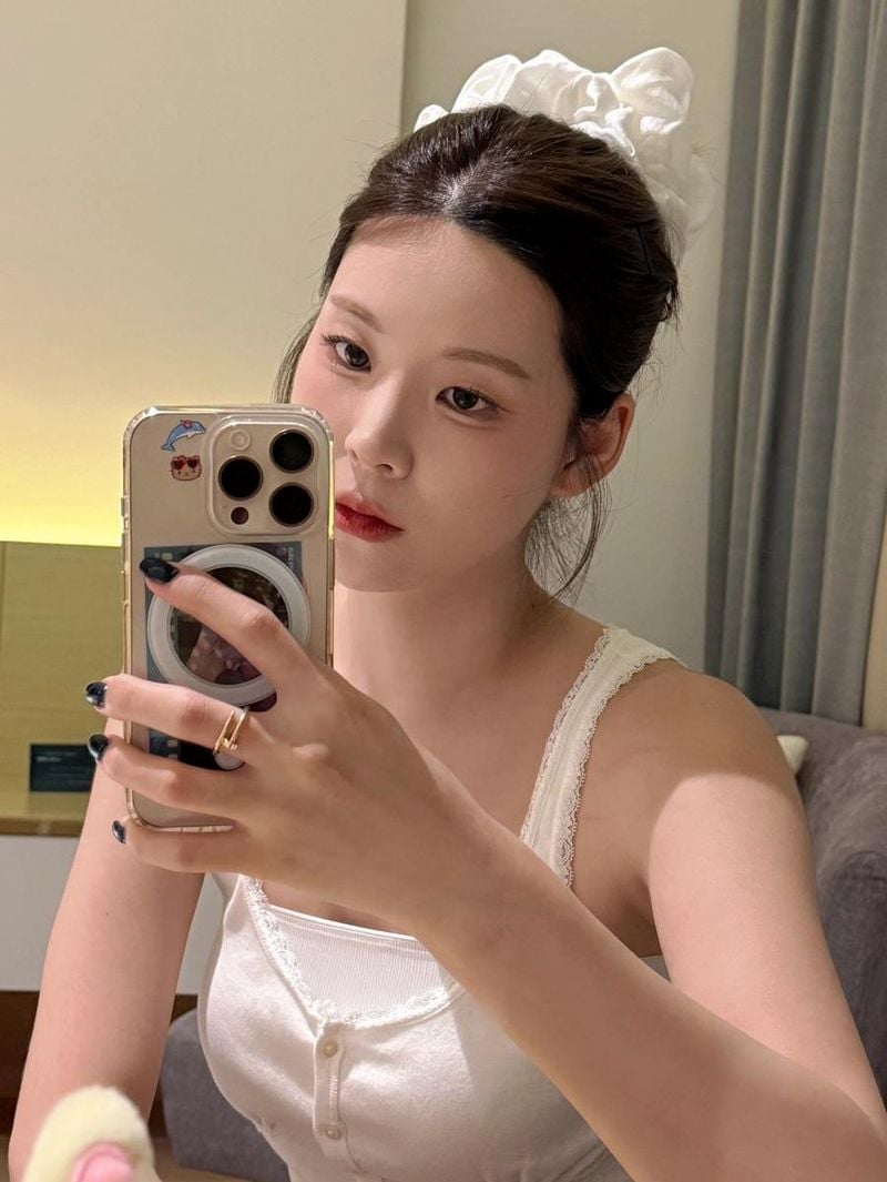 “심심한 사람 여기여기 모여라”…정연정, 한여름 밤의 청순→수수한 셀카 / 걸그룹 시그니처 정연정 인스타그램