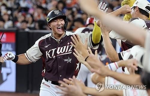 “수비 중 부상 이탈”…kt 안현민, 종아리 근육 경련으로 병원 이송 / 연합뉴스