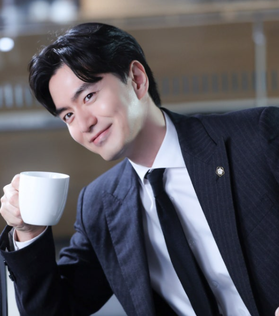 이진욱 수트핏, 회의실을 물들이다