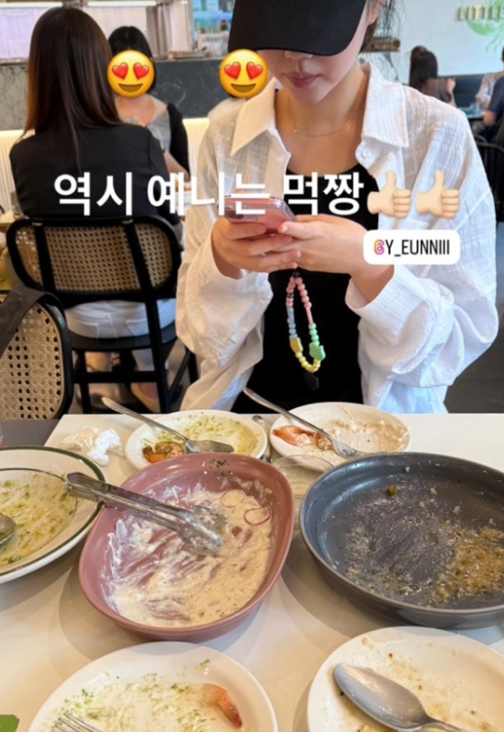 송지효, 지예은과 나눈 환한 웃음