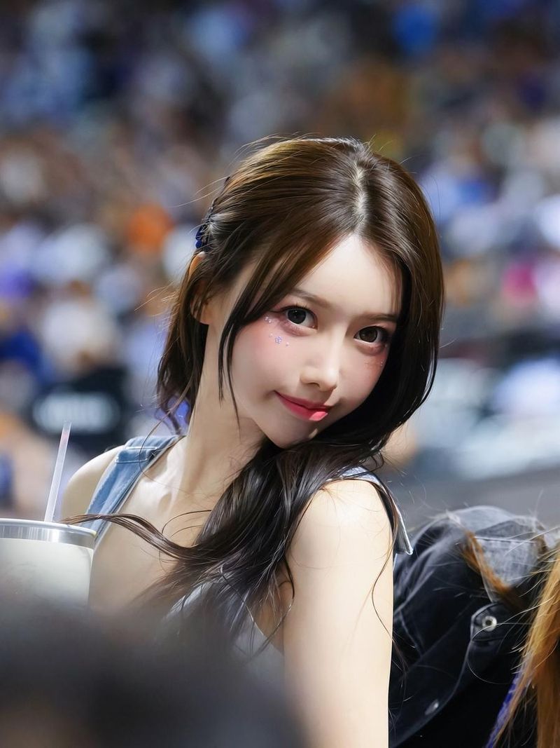 “받아들이는 미소에 담긴 설렘”…이아영, 여름 구장의 빛→청량한 일상 공개 / 치어리더 이아영 인스타그램