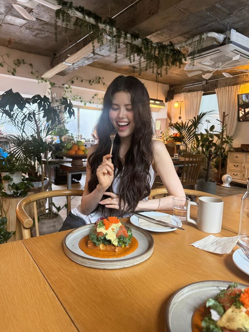“설렘 가득 입꼬리”…올리비아 마쉬, 여름빛 카페에서 행복 만끽 / 가수 올리비아 마쉬 인스타그램