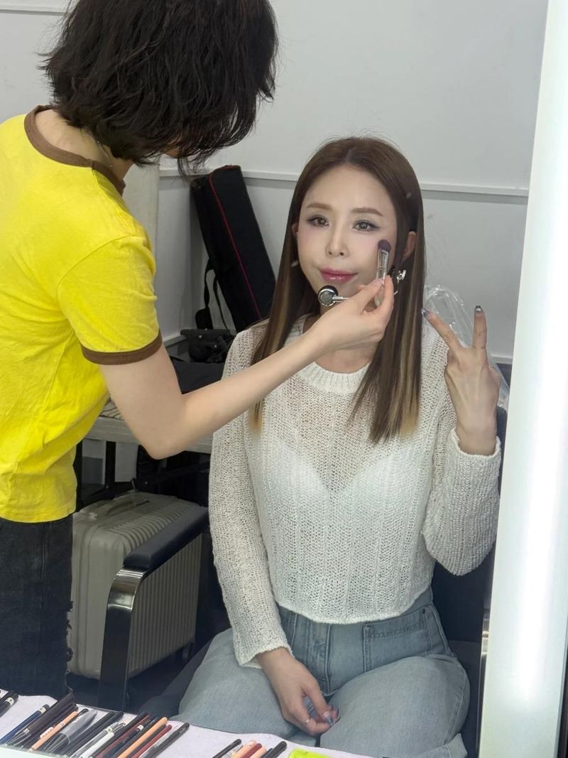 “내 살앙 배덩후와 나”…신지, 메이크업실의 평온→눈빛에 담긴 포근함 / 코요태 신지 인스타그램