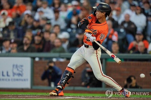 “태극 배트 첫 맞대결”…이정후·김하성, 1안타씩 기록하며 495일 만에 재회 / 연합뉴스