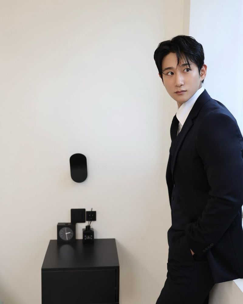 “처음 수트의 어색함을 지나”…서동진, 진중한 오후→성장 담은 눈빛 / 환승연애3 출연자 식품 제조 회사 CEO 서동진 인스타그램