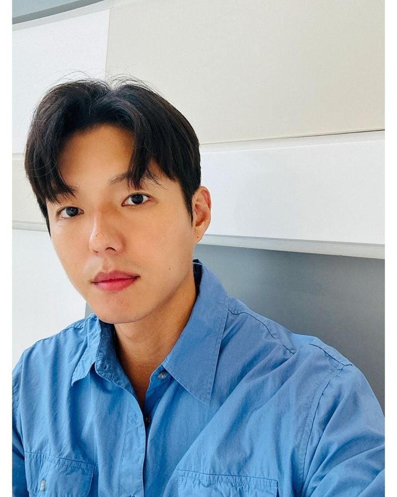 “여름 오후를 닮은 고요함”…하준, 청명한 셔츠로 분위기 압도 / 배우 하준 인스타그램