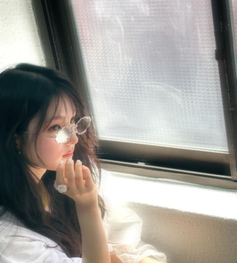 “Love mood”…규빈, 오후 햇살 속 고요함→여름 감성의 정점 / 가수 규빈 인스타그램