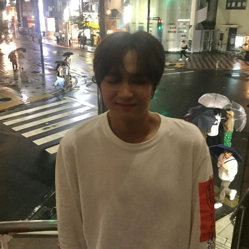 “흐릿한 미소, 밤거리의 여운”…해찬, 젖은 여름 도심→감성 셀카로 시선 집중 / 그룹 NCT 해찬 인스타그램