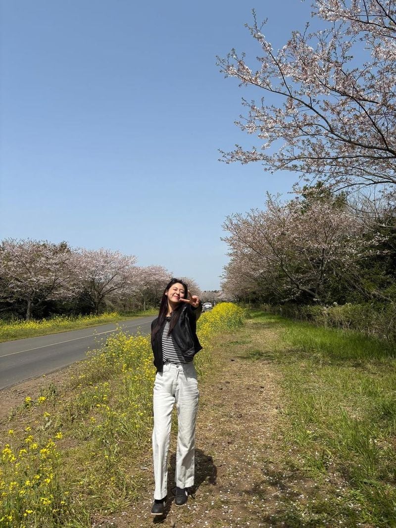 “아 너무 좋은데요”…김설현, 봄빛 아래 만개한 미소→제주 감성 대폭발 / 배우 김설현 인스타그램
