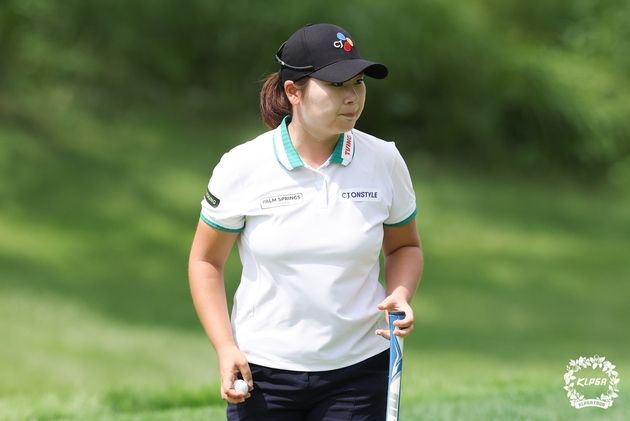“버디 7개 폭발”…홍정민, 3R 6타 차 단독 선두 질주 / 연합뉴스