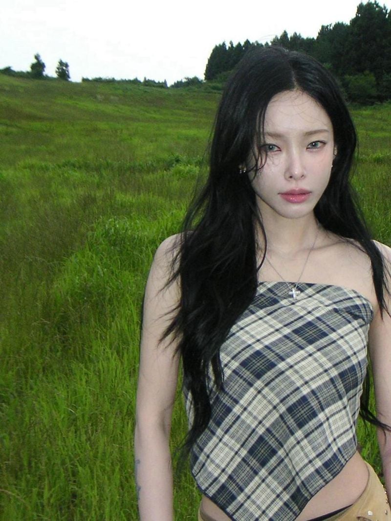 “도오대체 넌”…헤이즈, 들판 위 여름→묘한 시선 압도 / 가수 헤이즈 인스타그램