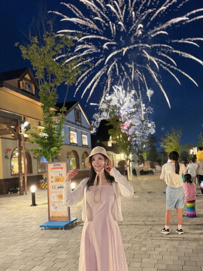 “여름이었다”…김효진, 벅찬 설렘→밤하늘 불꽃 아래 미소 / 아나운서 김효진 인스타그램