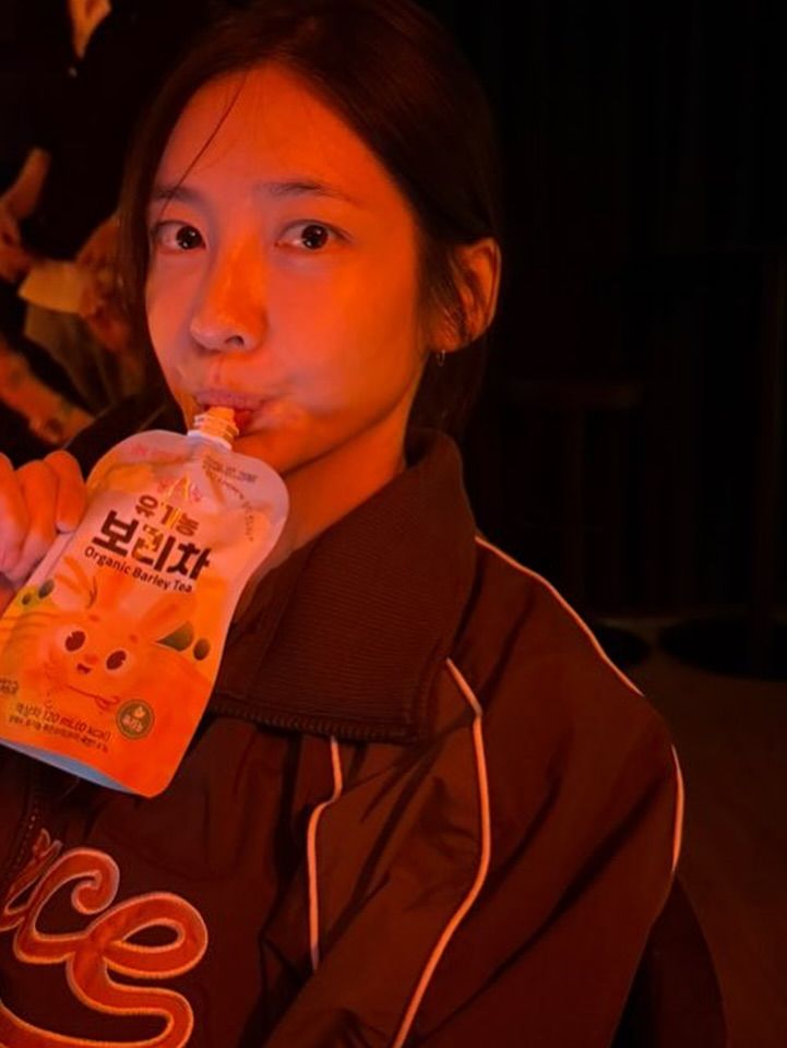 “순수한 눈빛이 머무른 밤”…박지현, 붉은 조명 아래→꾸밈 없는 여름 일상 / 배우 박지현 인스타그램