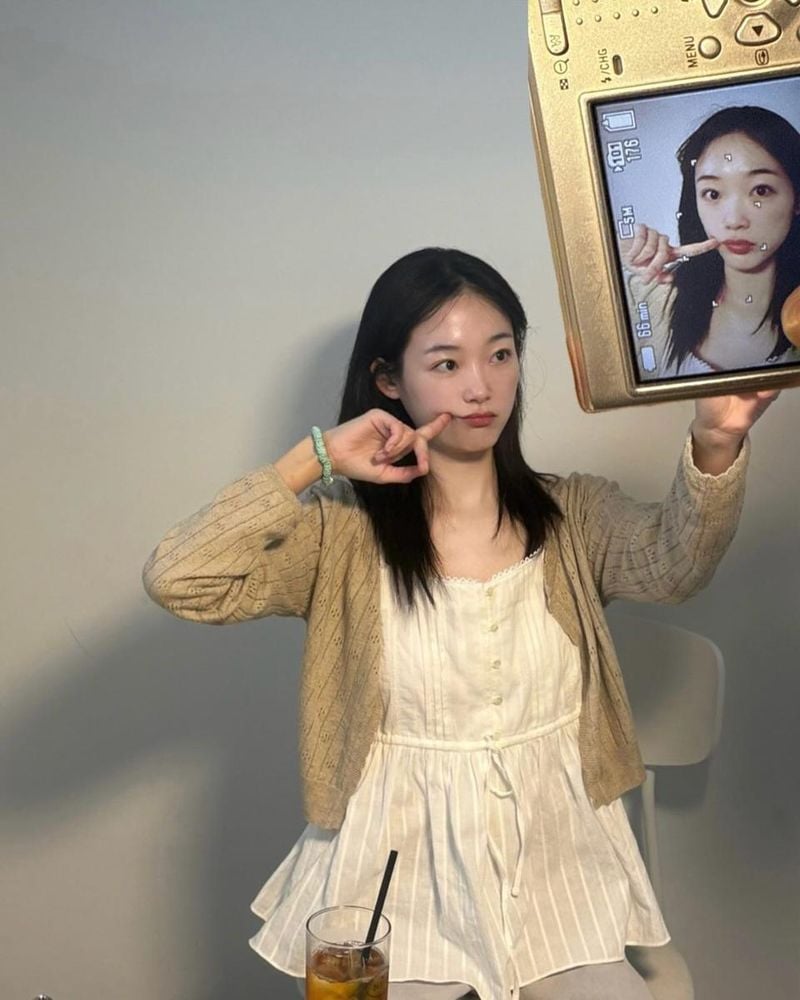 “입술 끝에 번지는 여름 오후”…이유미, 카메라 앞 무표정→청초한 설렘 포착 / 배우 이유미 인스타그램