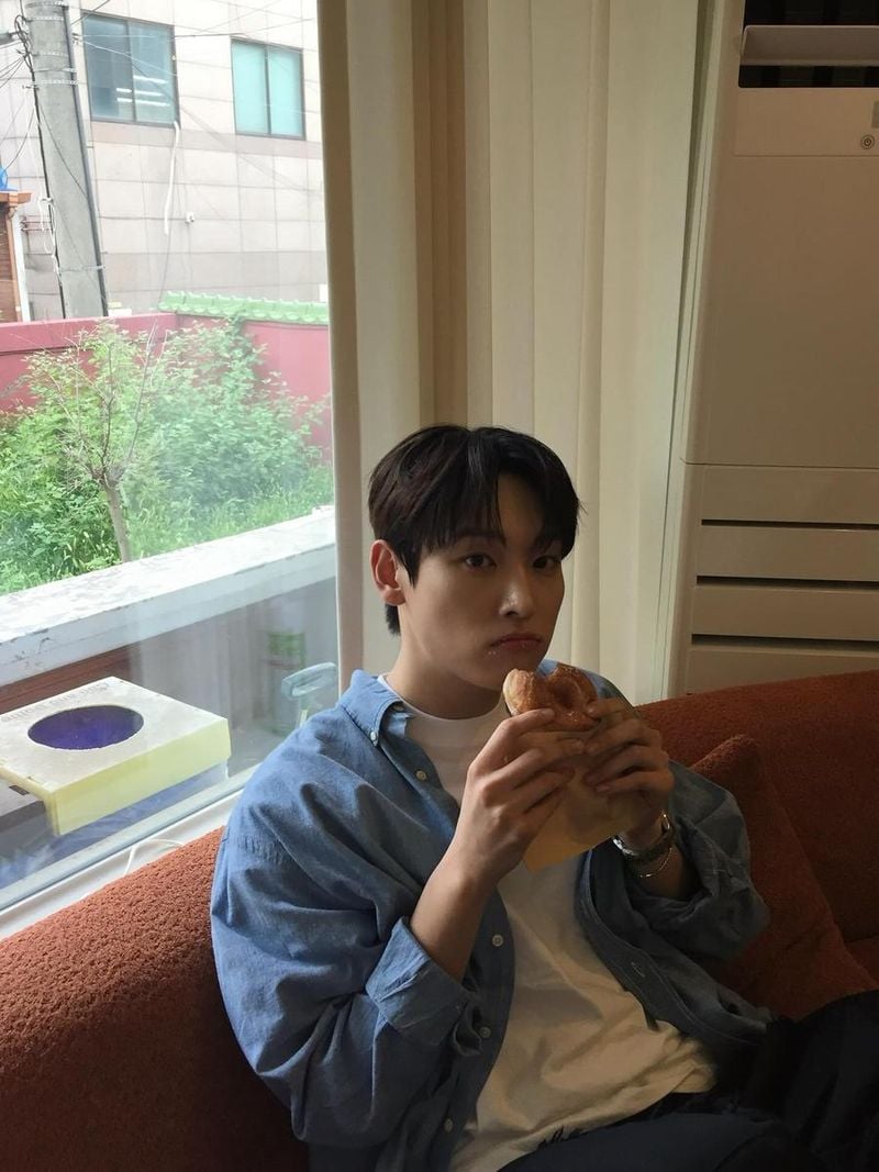 “도넛 한 입의 여유”…김인성, 늦여름 오후→포근한 청춘 감성 / 그룹 SF9 김인성 인스타그램