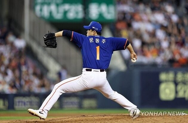 “타구에 팔뚝 강타”…문동주, 3⅔이닝 4실점 아쉬운 교체 / 연합뉴스