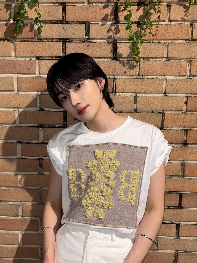 “따스한 여름빛 아래 쉼표처럼”…뉴, 오후의 멈춤→눈길 사로잡은 몽환美 / 그룹 더보이즈 뉴 인스타그램