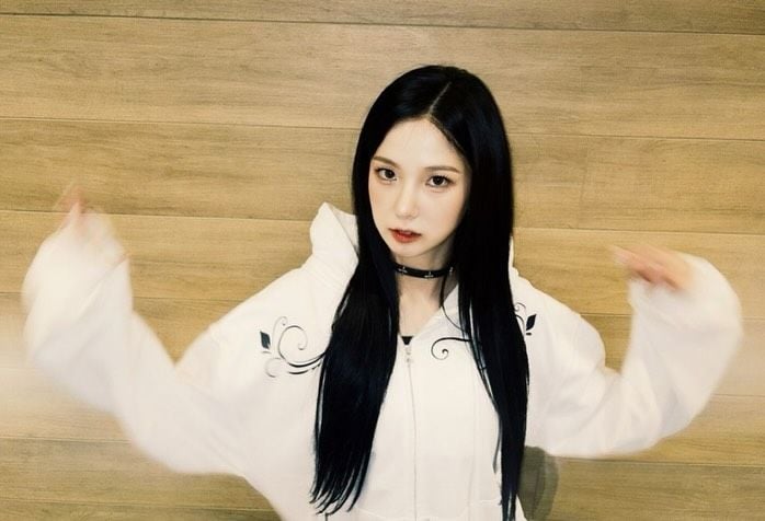 “후디 귀엽지”…최유진, 시크한 시선→청량한 반전 매력 / 걸그룹 케플러 최유진 인스타그램