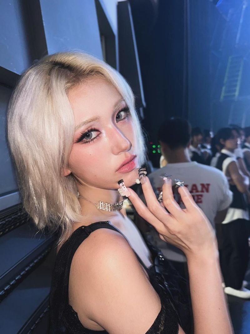 “뭉치면 무슨말인지 알지”…전소미, 강렬한 금발→무대 뒤 시선 압도 / 가수 전소미 인스타그램