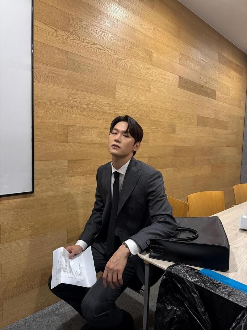 “오늘도 에스콰이어”…이학주, 여유 속 몰입→가을 저녁 집중의 순간 / 배우 이학주 인스타그램