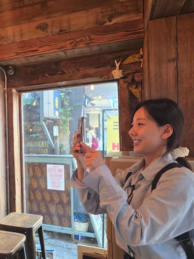 “무엇을 찍고 있는 걸까요”…김은영, 따뜻한 미소로 여름 오후→설렘 가득 예고 / 가수 김은영 인스타그램