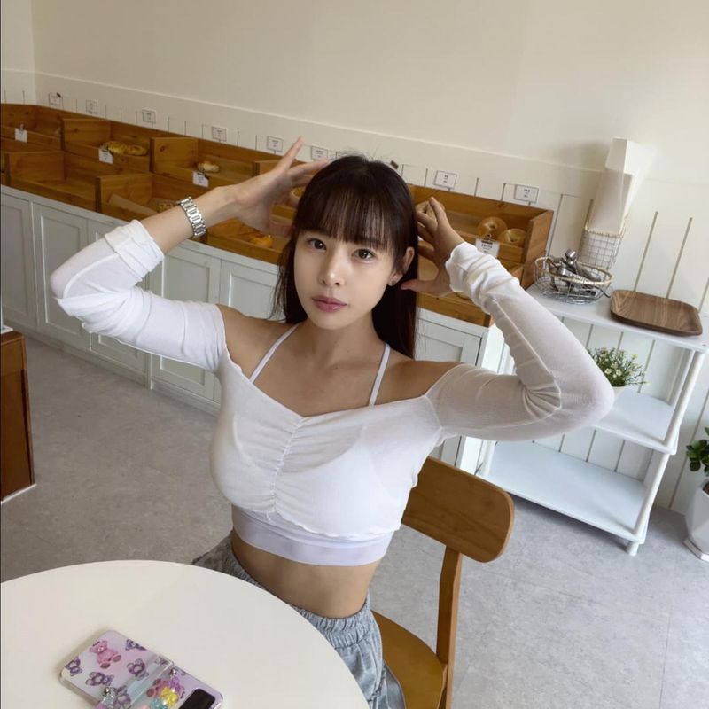 “아직 휴가 한 번도 못 갔는데”…신수지, 여름끝 맴도는 오후→투명한 온기 가득 / 방송인 신수지 인스타그램