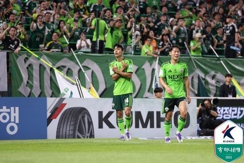 “멀티골 폭발”…콤파뇨, 전북 22경기 무패 이끌며 대구 3-0 완파 / 연합뉴스