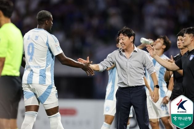 “수원FC에 4골 헌납”…신태용, 부임 2경기 만에 2점차 완패 / 연합뉴스