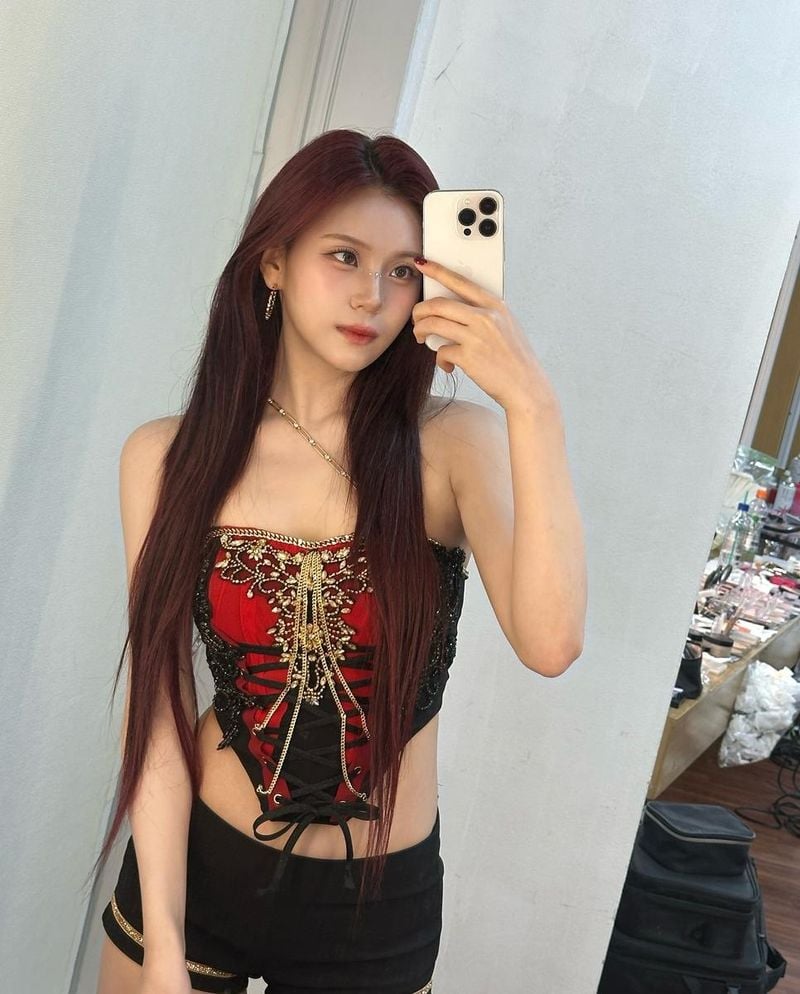 “즐거웠던 순간 곧 여행”…엄지, 여름밤 설렘→반짝임 담은 셀카 / 걸그룹 비비지 엄지 인스타그램