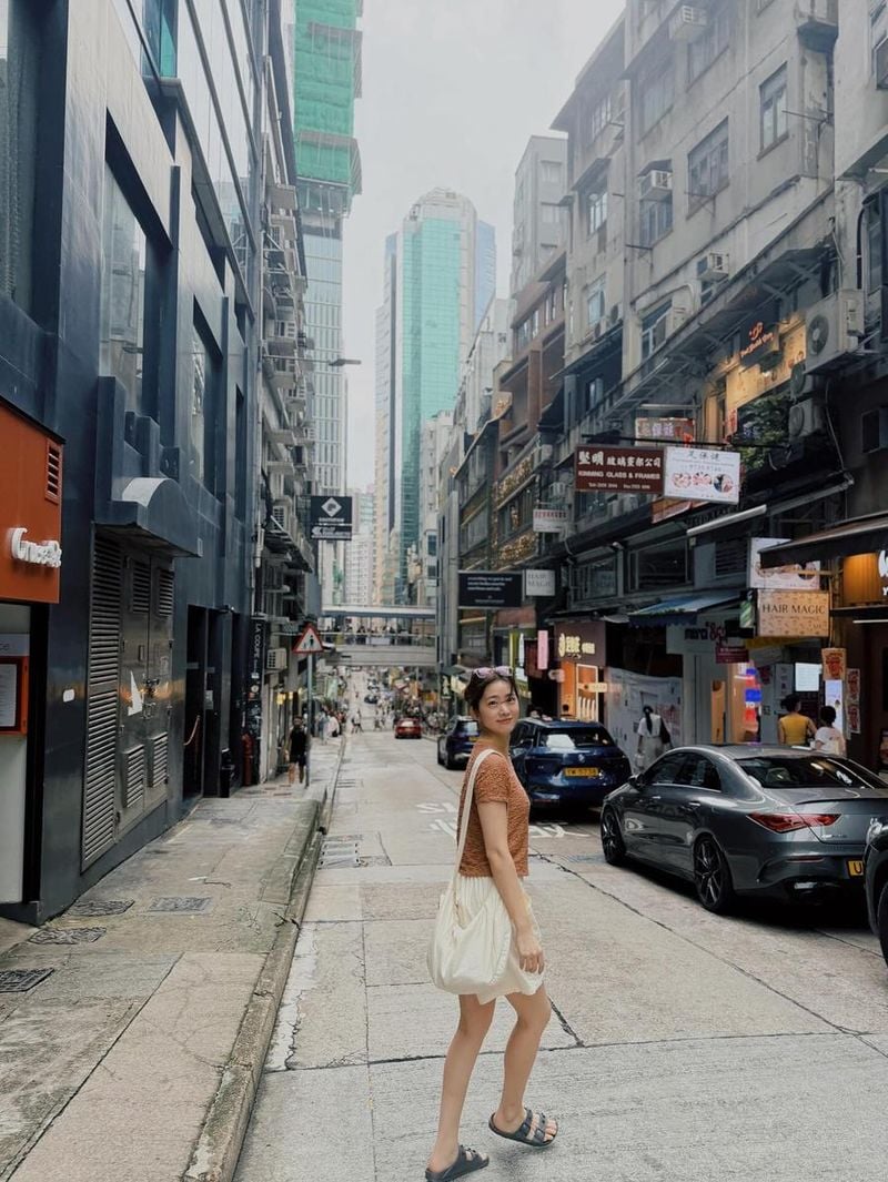 “낯선 골목에서 미소”…한은서, 여행의 설렘→도시 산책 속 빛나는 순간 / 배우 한은서 인스타그램