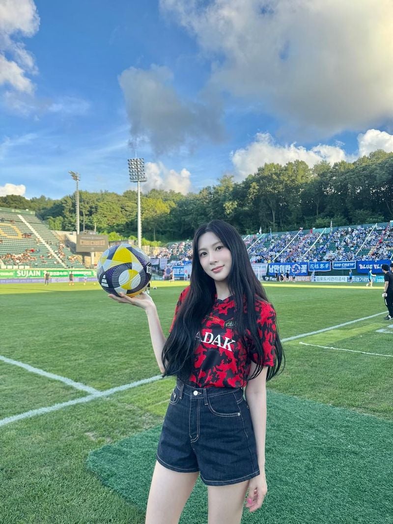 “또 하나의 경험을 했습니다”…오하영, 축구장 여름빛→청량 일상 / 걸그룹 에이핑크 오하영 인스타그램