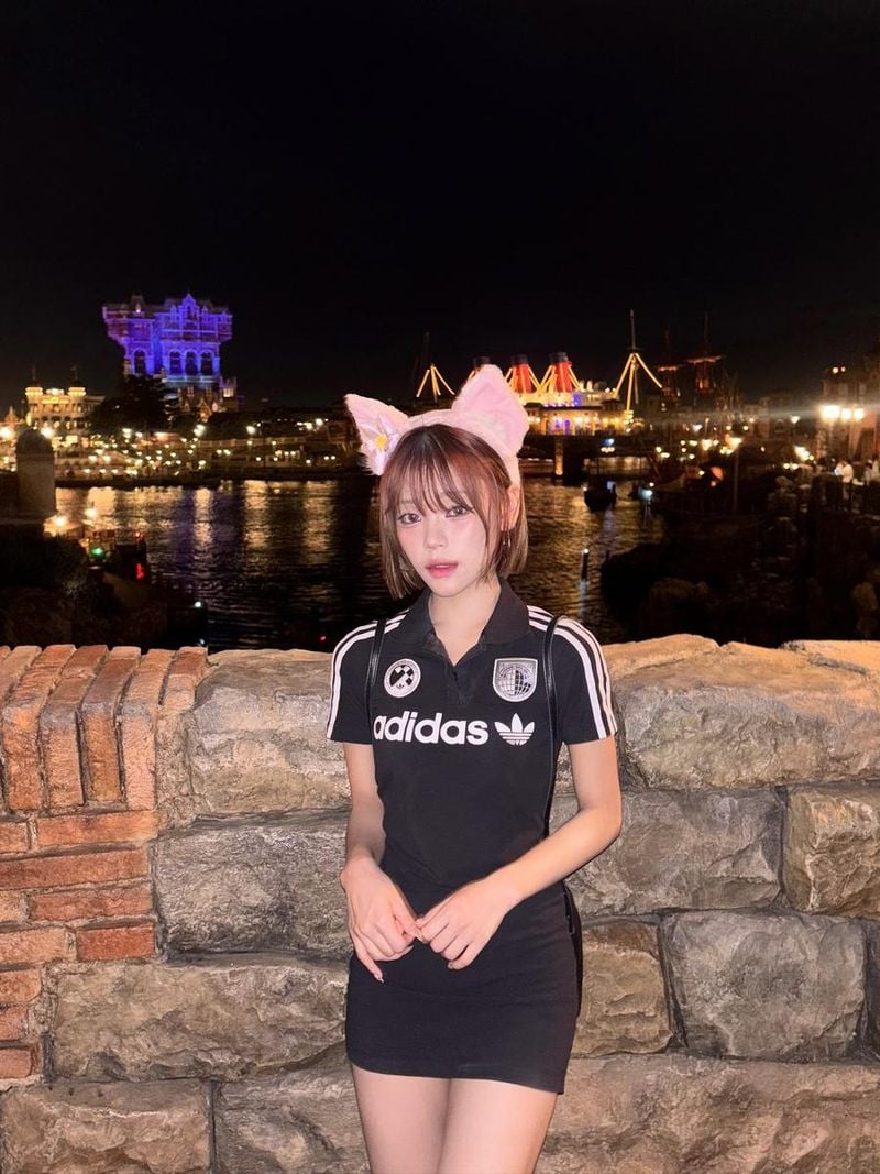 “휴식이 필요했던 밤”…황시현, 여름 디즈니에서→몽환적 미소 / 걸그룹 첫사랑 황시현 인스타그램