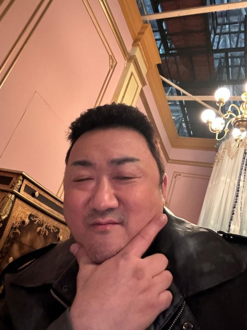 “촬영 중 대기”…마동석, 유쾌한 짧은 쉼→진중함 뒤 미소 / 배우 마동석 인스타그램