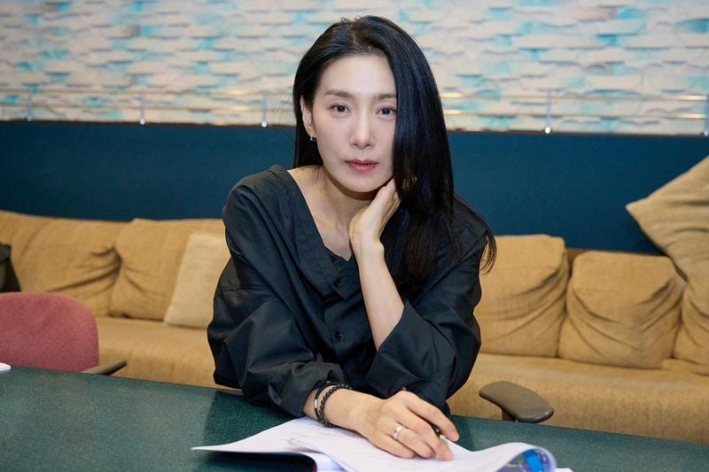 “현재를 바꾸는 시선”…김서형, ‘월드 1945’ 내레이션 통해 역사의 의미 묻는다→시청자 기대감 고조