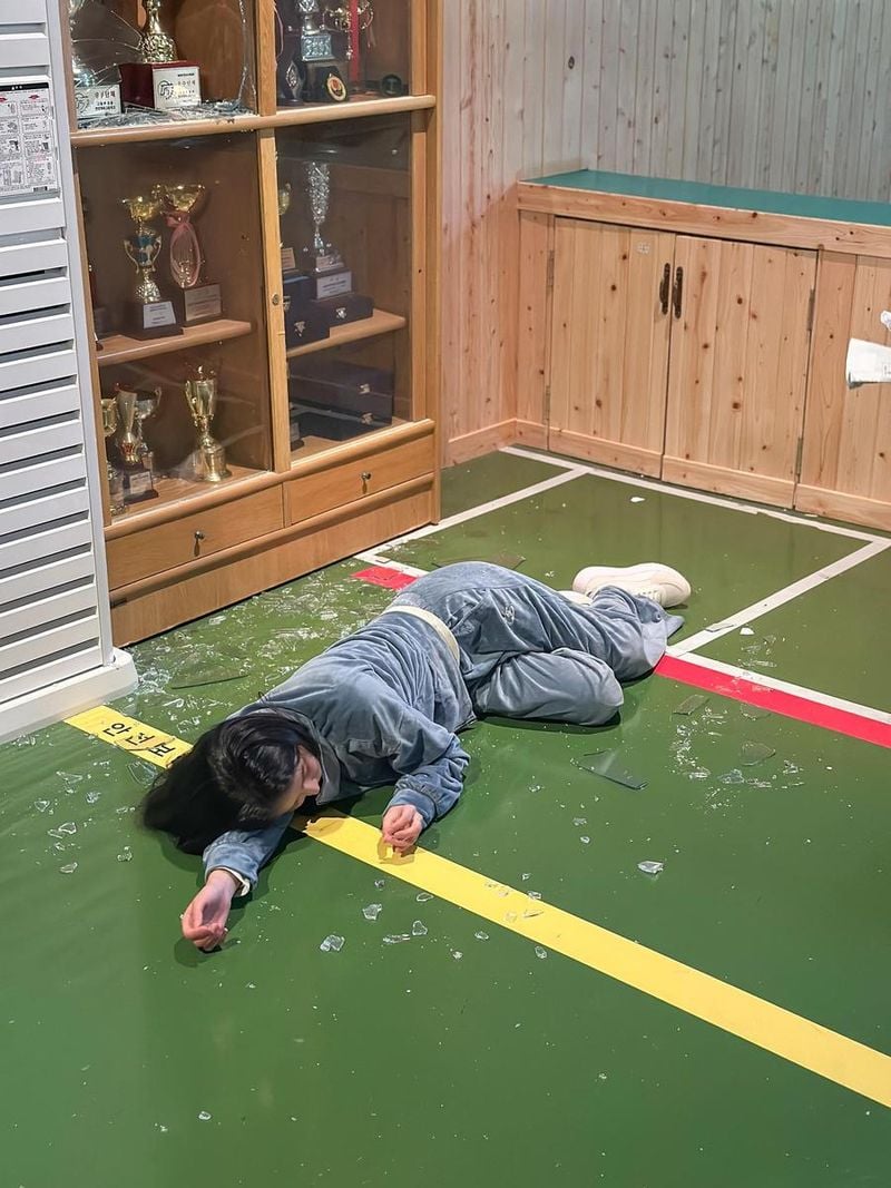 “철푸덕”…박정연, 차가운 조명 아래 누운 몸→극적 몰입의 순간 / 배우 박정연 인스타그램