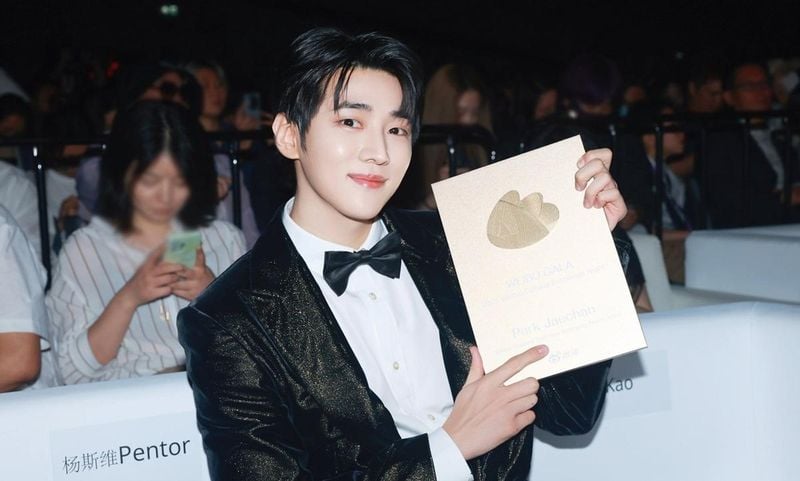 “재찬, 글로벌 무대서 빛났다”…DKZ 재찬, ‘웨이보 갈라’서 수상→아시아 투어 기대감 폭발 / Weibo