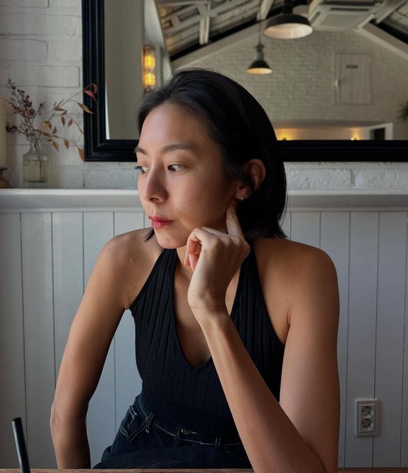 “차분한 여름 낮의 고요”…유이, 단정한 시선→실내를 채운 여운 / 가수, 배우 유이 인스타그램