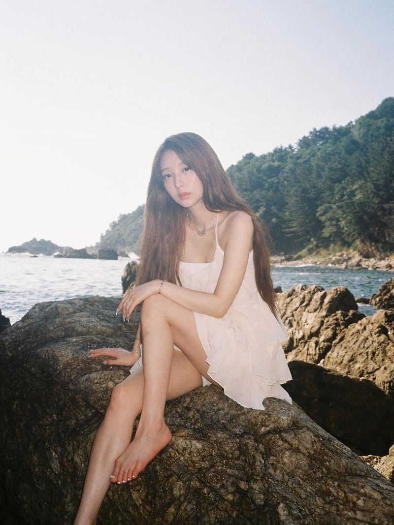 “바람 머금은 시선”…여진, 여름 바다 위로→청초한 존재감 / 걸그룹 루셈블 여진 인스타그램