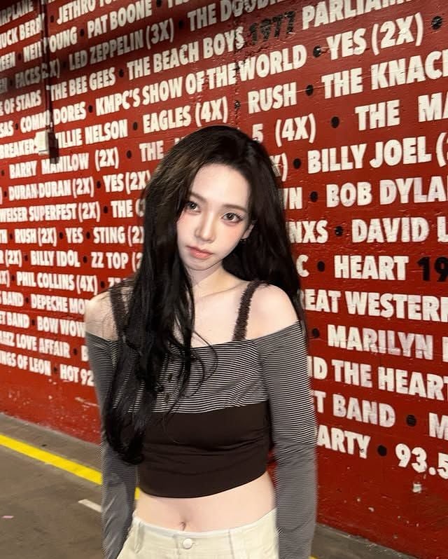 “심장을 흔드는 공기”…카리나, 여름밤의 전율→흑발 시선 압도 / 걸그룹 에스파 카리나 인스타그램