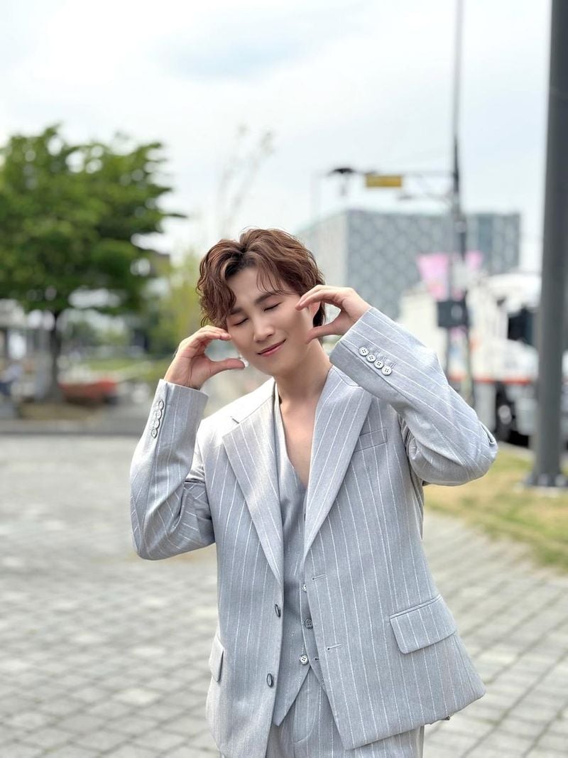 “야외에서 더욱 빛나는 순간”…김희재, 부드러운 미소→여름 햇살 속 셀카 / 가수 김희재 인스타그램