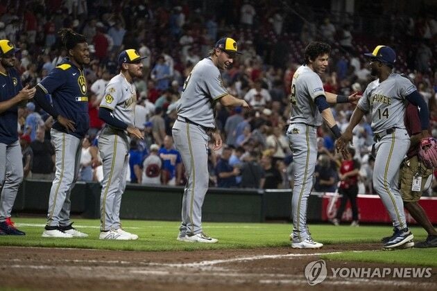 “연장 11회 접전 끝 14연승”…밀워키, 구단 최다 연승 신기록 / 연합뉴스