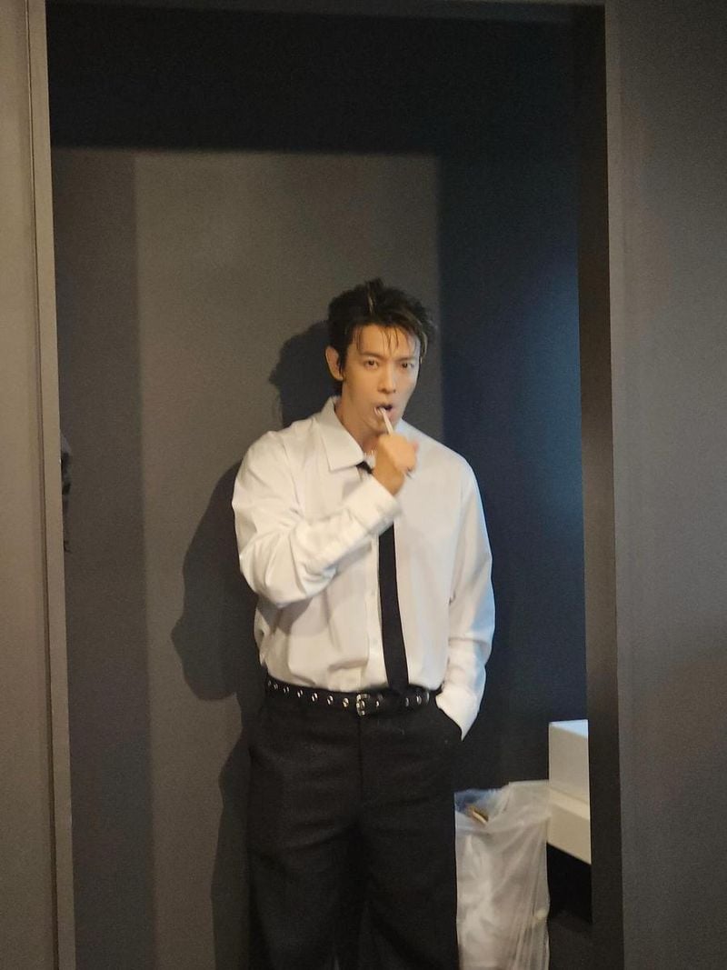 “묵직한 하루의 시작”…동해, 깨끗한 셔츠→아침 여운 가득 담은 표정 / 그룹 슈퍼주니어 동해 인스타그램