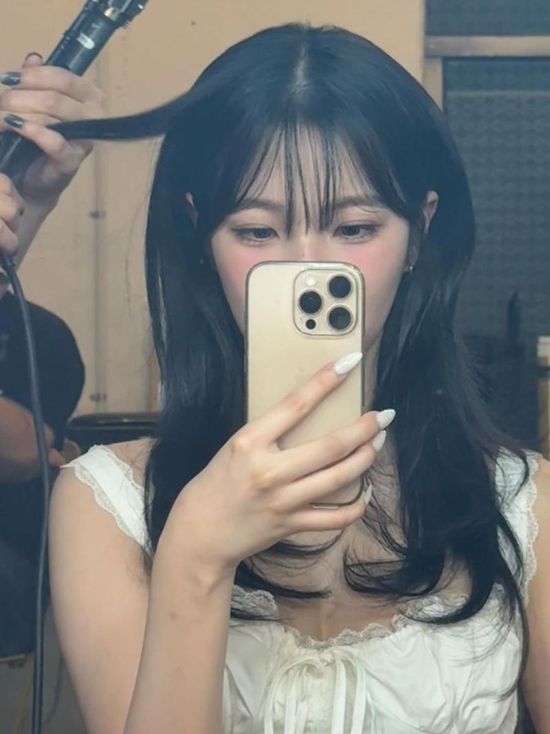 “거울 앞, 조용히 머문 순간”…백지헌, 여름빛 속→청초한 미소로 시선 압도 / 걸그룹 프로미스나인 백지헌 인스타그램