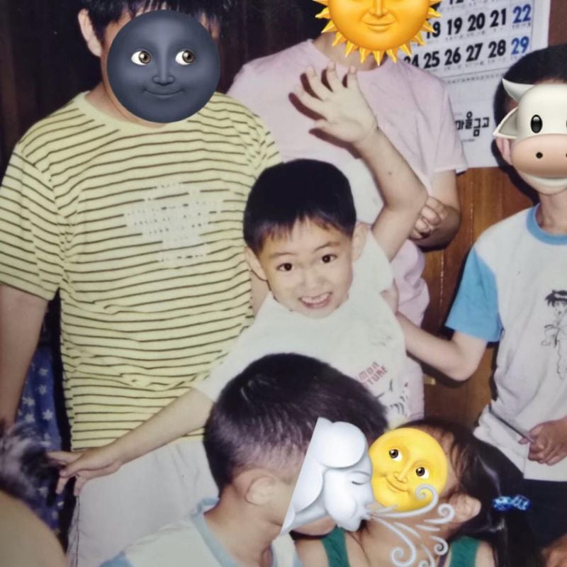 “25년의 시간 너머”…뷔, 장난꾸러기 미소→순수함 다시 담다 / 방탄소년단 뷔 인스타그램