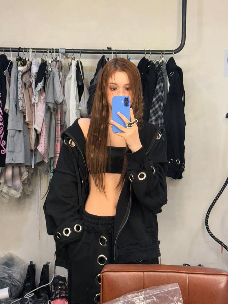 “묘한 눈빛에 이끌려”…휴닝바히에, 올블랙 여름→도발 시선 압도 / 걸그룹 케플러 휴닝바히에 인스타그램